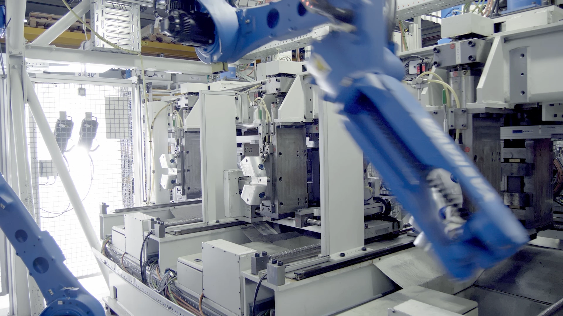 Industrieroboter in einer modernen Produktionslinie, erstellt von Bürobewegt, Experten für visuelles Marketing und Motion Design.