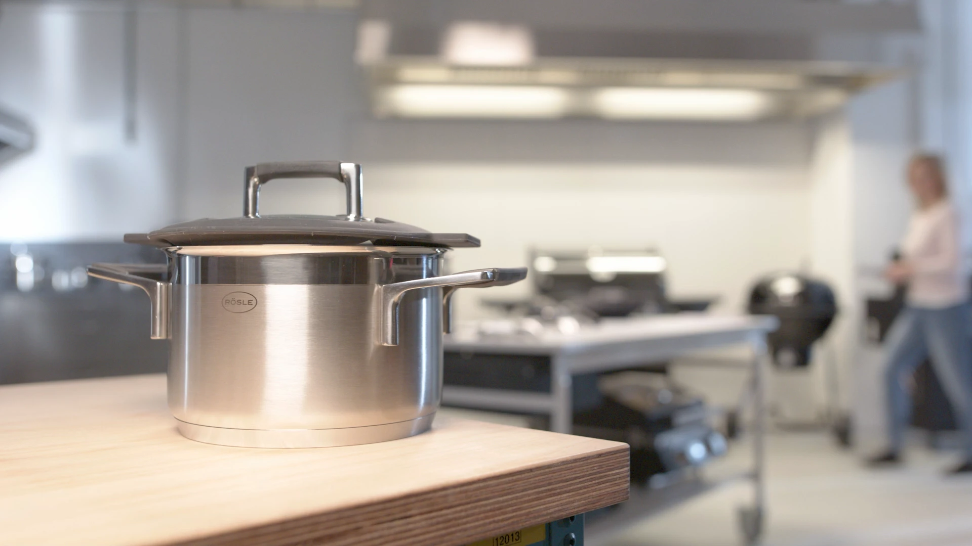 Edelstahl-Kochtopf auf Tisch in moderner Küche, produziert von Bürobewegt – Visual Marketing und 3D Animation Spezialist.