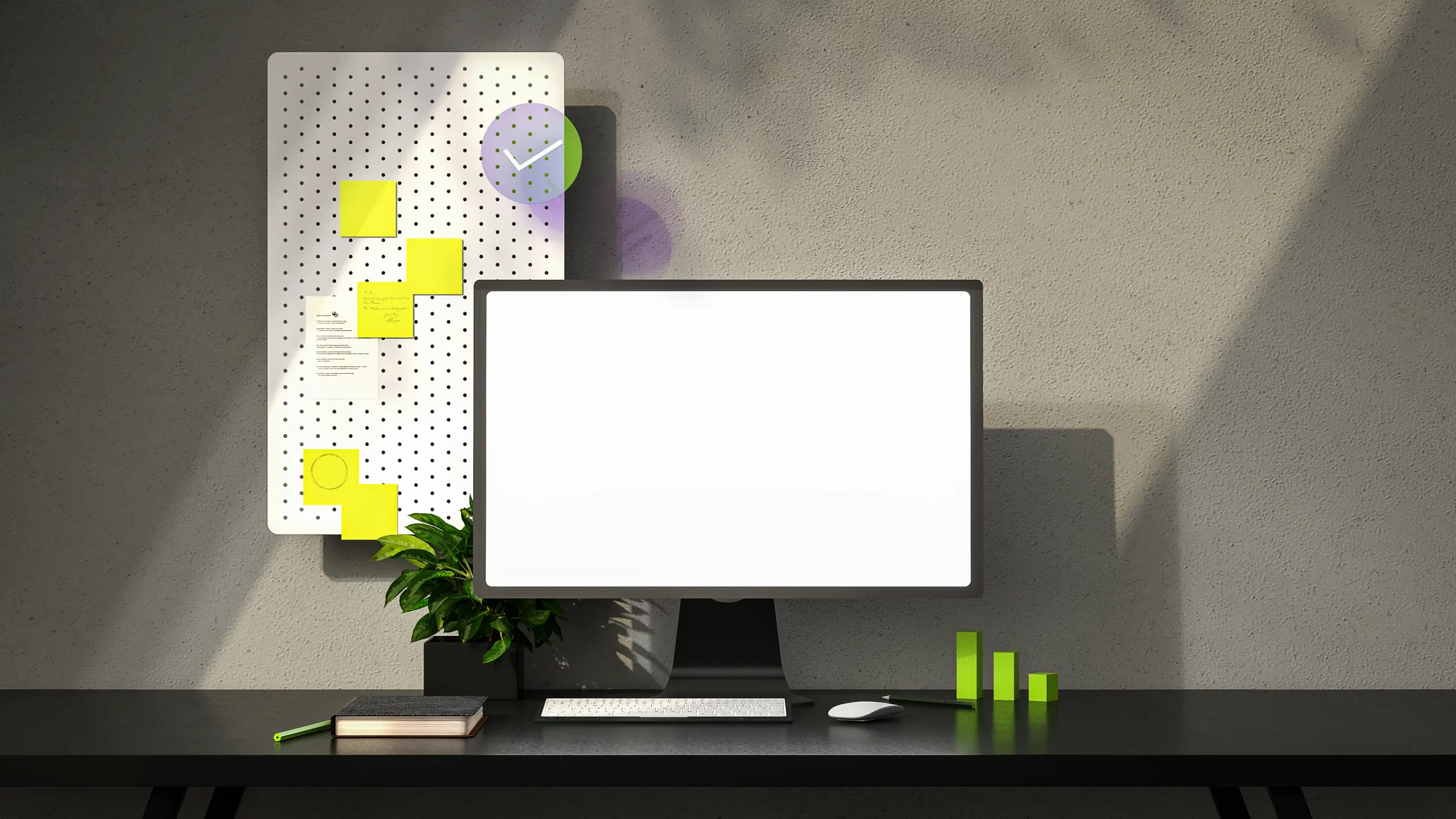 Minimalistischer Arbeitsplatz mit leerem Monitor, Pflanzen, Notizen auf Pinnwand und Uhr im Hintergrund. Moderne Büroeinrichtung.