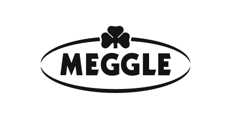 Logo von Meggle mit dreiblättrigem Kleeblatt darüber in einem ovalen Rahmen, schwarz-weiß gestaltet.