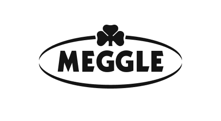 Logo von Meggle mit dreiblättrigem Kleeblatt darüber in einem ovalen Rahmen, schwarz-weiß gestaltet.