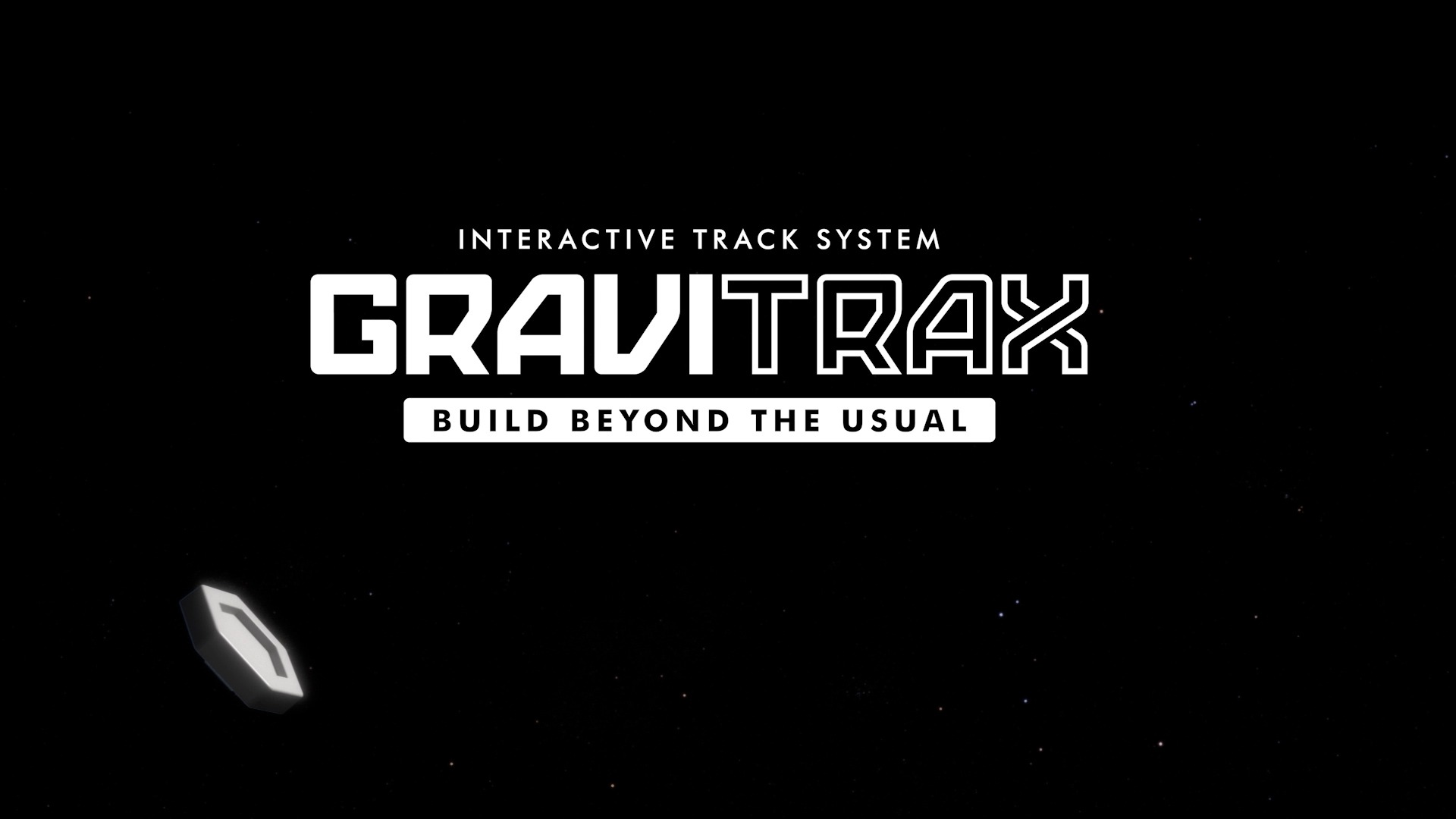 Das GraviTrax Logo in weiß auf schwarzem Hintergrund, ein einzelner weißer GraviTrax Kurvenstein schwebt darunter vorbei