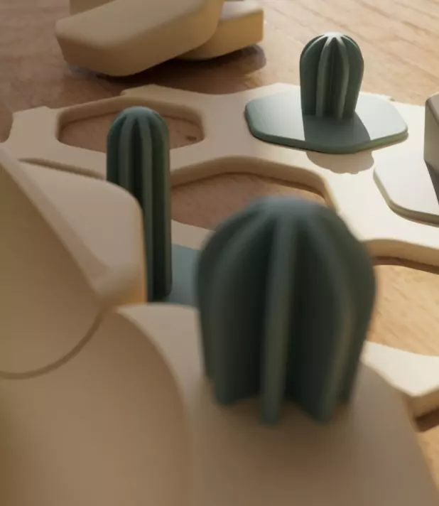 Spielzeugkakteen aus Holz auf hellem Untergrund, modern und minimalistisch gestaltet.
