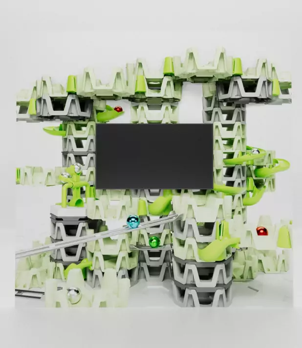 Grüne Murmelbahn mit verschlungenen Bahnen und Kugeln auf gestapelten Plattformen in geometrischem Design.