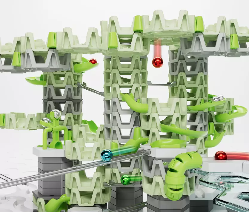 GraviTrax Murmelbahn mit grünen Schienen und Kugeln auf weißem Hintergrund, für kreative Konstruktionen und Spielspaß.