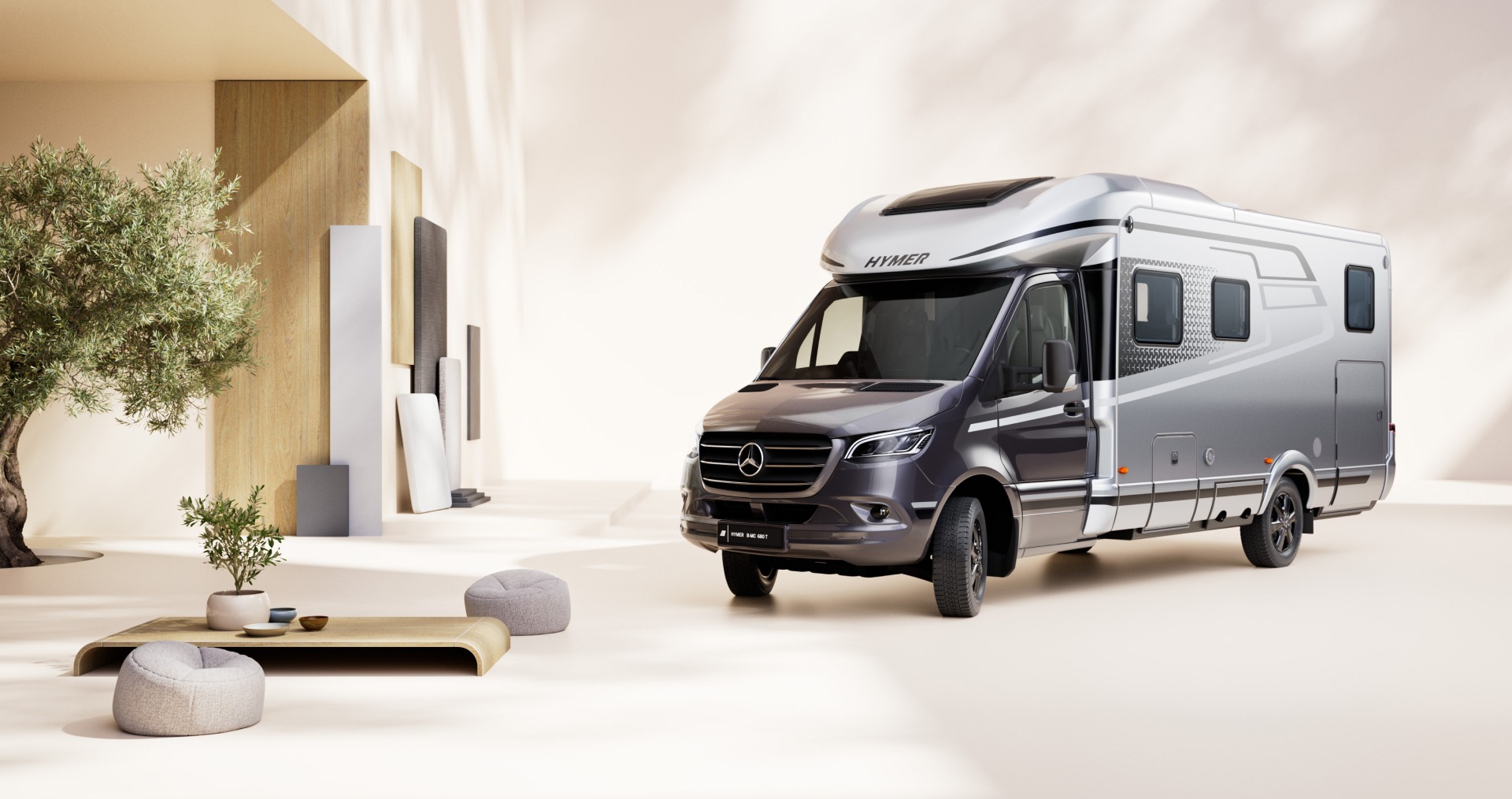 Luxuriöses Wohnmobil im modernen Interieur mit Pflanze und Sitzgelegenheiten in hellen Farbtönen.