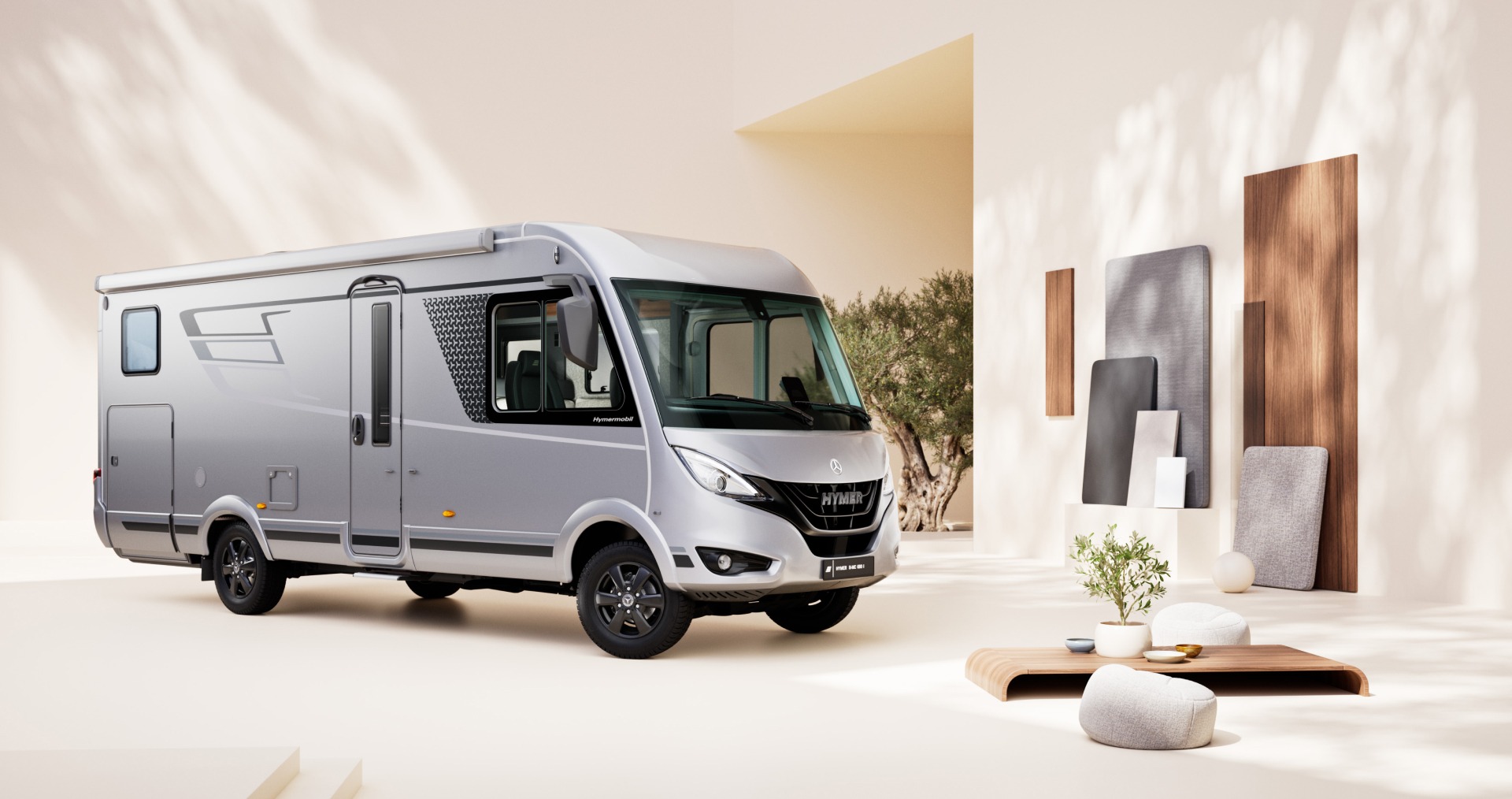 Moderner silberner Wohnmobil mit stilvollem Innenhof-Design im Hintergrund für komfortable Reisen und Abenteuer.