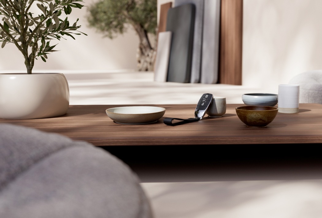 Minimalistisches Interieur mit Holzbrett, Keramikschalen und Pflanzen in moderner Raumdekoration.