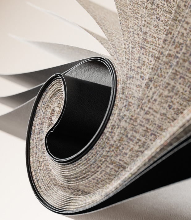 Abstrakte Nahaufnahme von geschwungenen und geschichteten Papier-Texturen in Schwarz und Weiß.