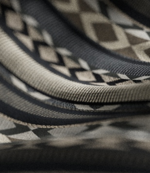 Nahaufnahme eines geometrischen Stoffmusters in Beige und Schwarz mit ineinander verflochtenen Diamanten und Streifen.
