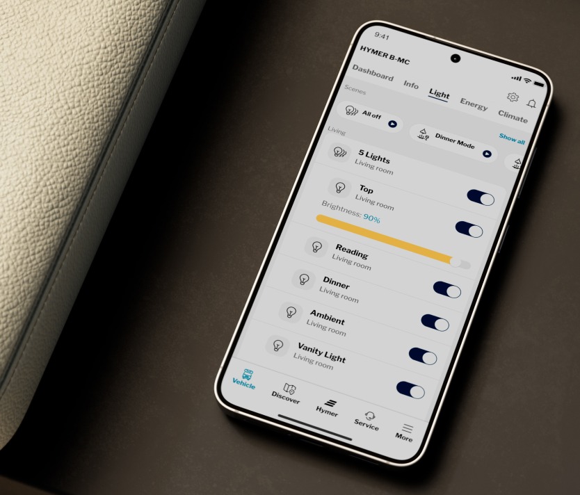 Smartphone mit App zur Steuerung der Wohnraumbeleuchtung, zeigt Helligkeitseinstellung und Lichtmodi an.
