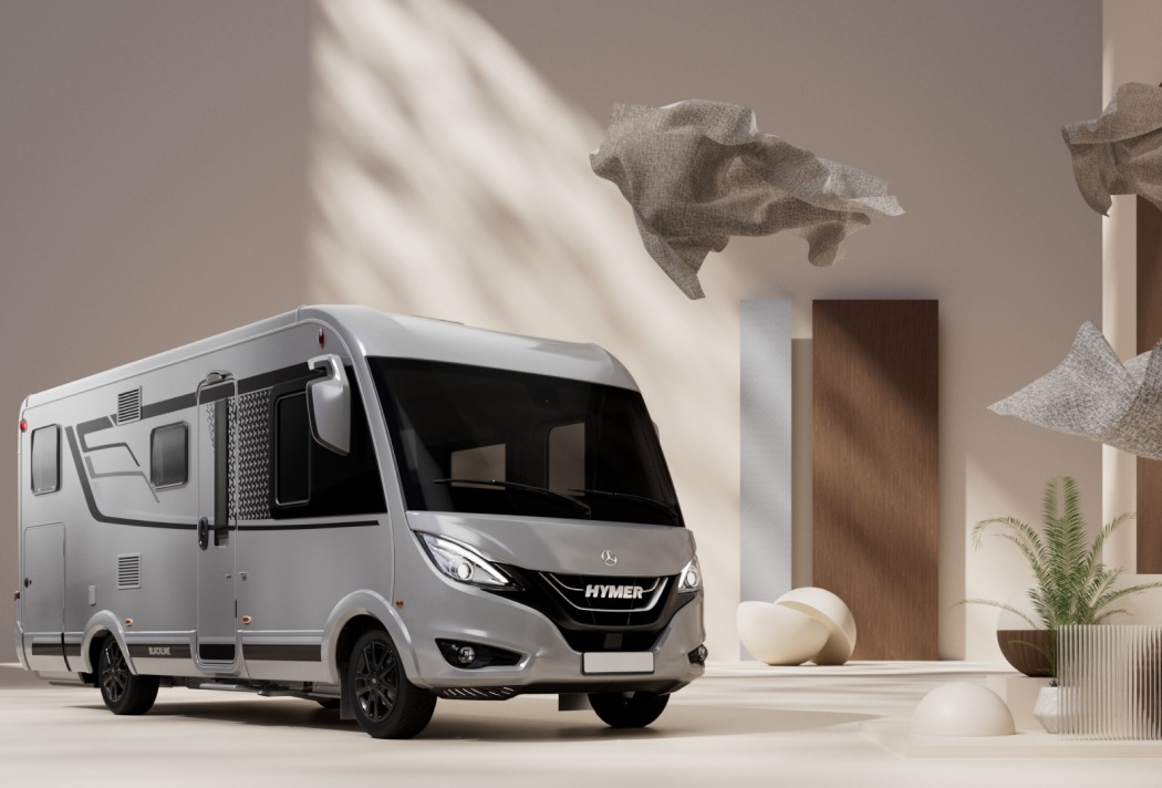 Luxuriöses Wohnmobil in stilvollem Showroom, Hymer-Marke hervorgehoben, moderner Hintergrund mit Pflanzen und Dekor.