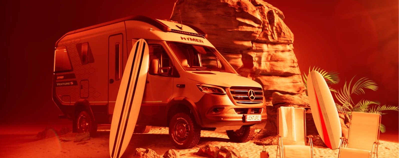 Wohnmobil in Wüstenlandschaft mit Surfbrettern und Liegestühlen unter rotem Himmel. Abenteuer und Freiheit.