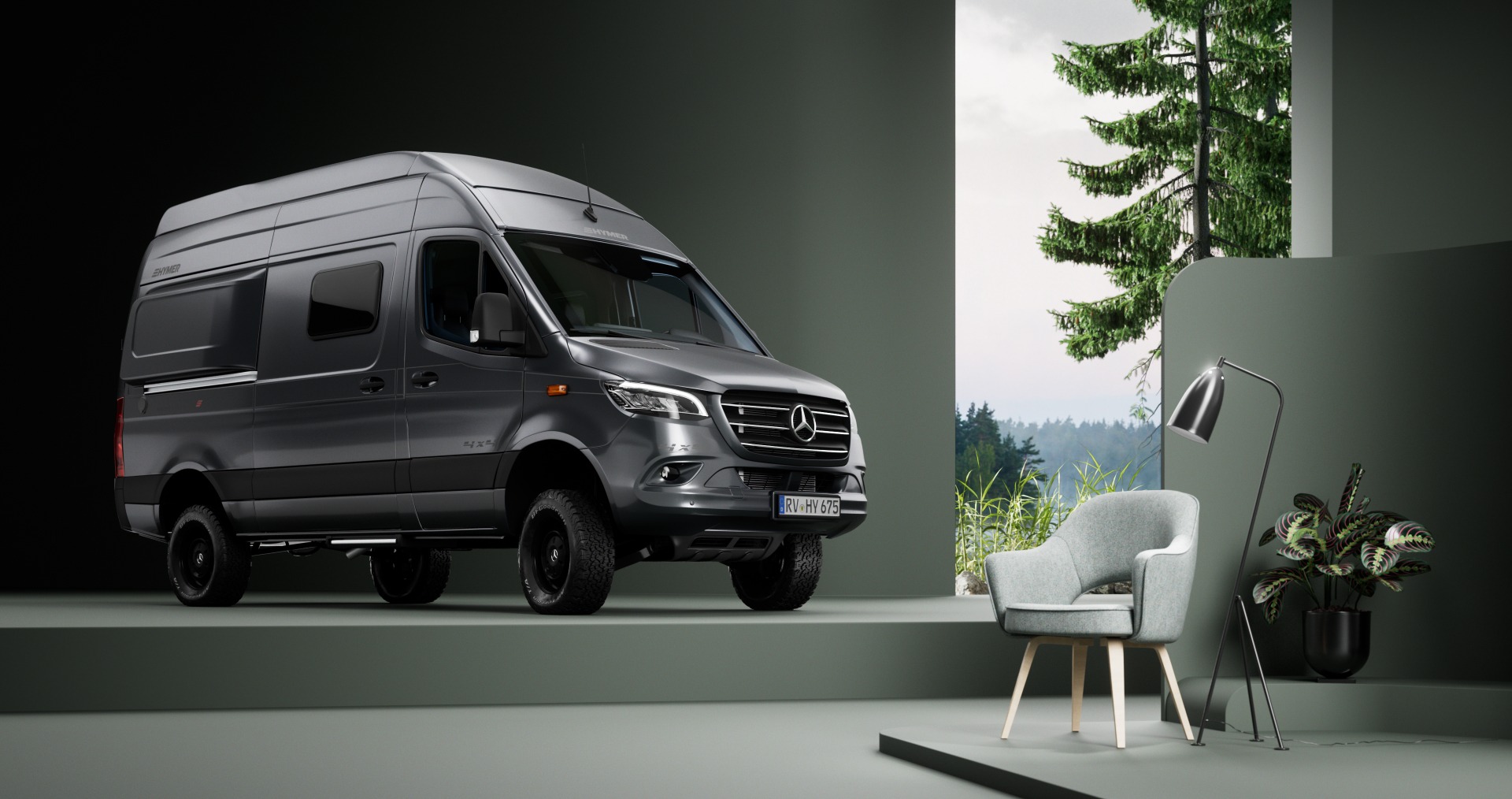 Silbergrauer Mercedes Sprinter vor stilvoller grüner Kulisse mit modernem Sessel und Stehlampe im Vordergrund.