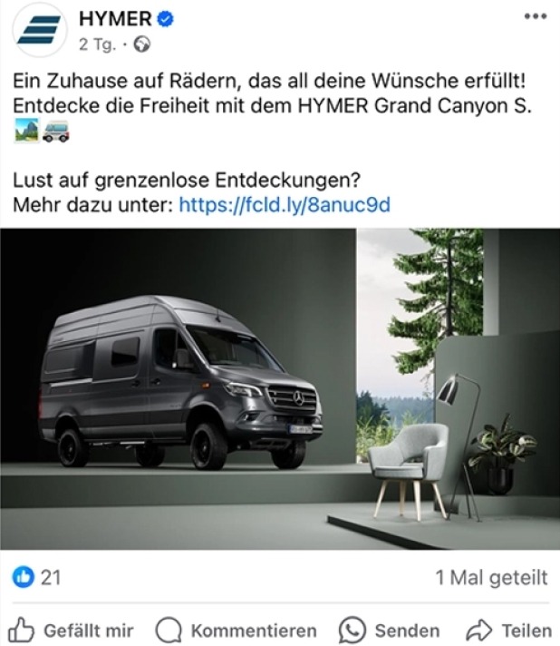 Grauer HYMER Grand Canyon S Camping-Van in modernem Raum, umgeben von Bäumen, mit Stuhl und Lampe.