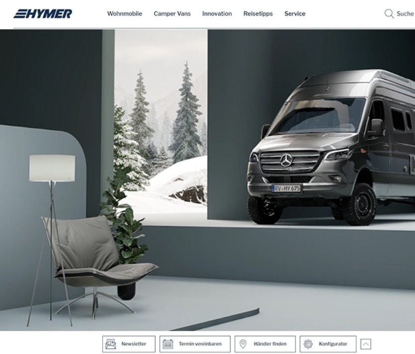 Wohnmobil im modernen Showroom mit Schneehintergrund, Sessel und Stehlampe, präsentiert von Hymer.