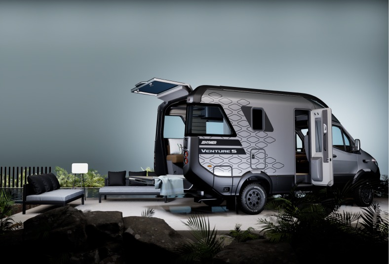 Moderner Campervan Hymer Venture S mit offener Hecktür, stilvollem Außenbereich und ruhiger Landschaft im Hintergrund.