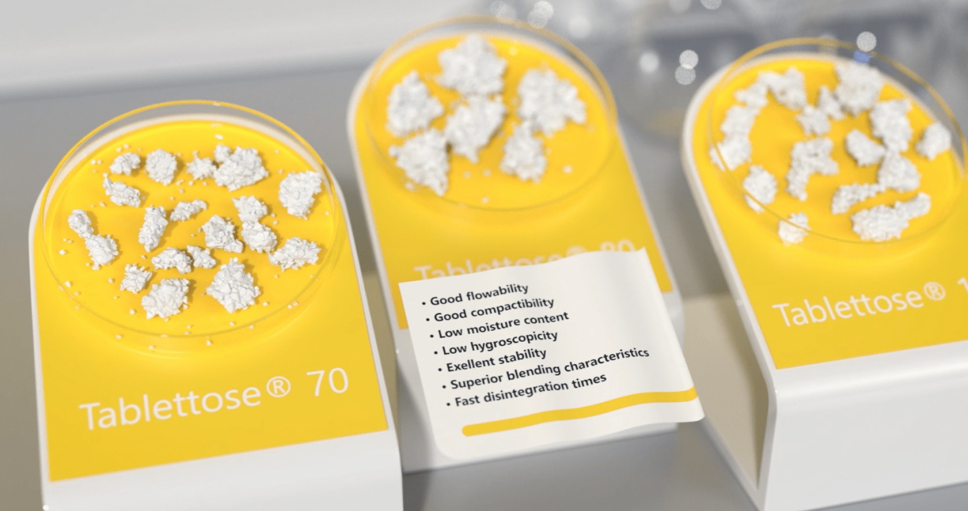 Weiße Tablettose-Pulver in Petrischalen mit gelbem Hintergrund, Liste der Materialvorteile sichtbar.