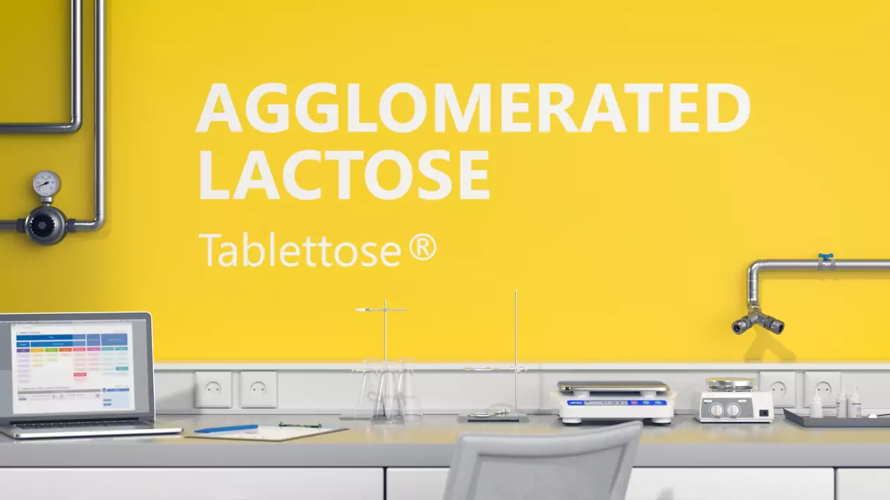 Gelbes Labor mit Aufschrift: Agglomerated Lactose, Tablettose®. Chemische Geräte und Laptop auf dem Tisch.