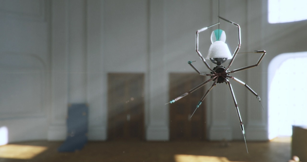 Abstrakte mechanische Spinne hängt im hellen Raum, beleuchtet von Sonnenstrahlen durch ein Fenster.