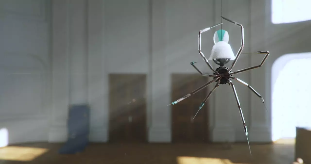 Abstrakte mechanische Spinne hängt im hellen Raum, beleuchtet von Sonnenstrahlen durch ein Fenster.