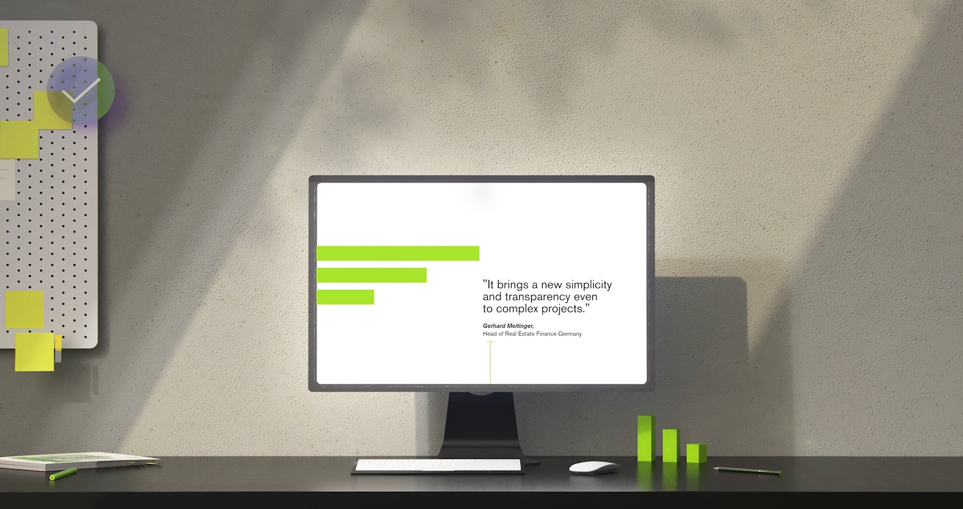 Monitor auf Schreibtisch zeigt Zitat über Einfachheit und Transparenz. Post-its und Stifte im Büroambiente.