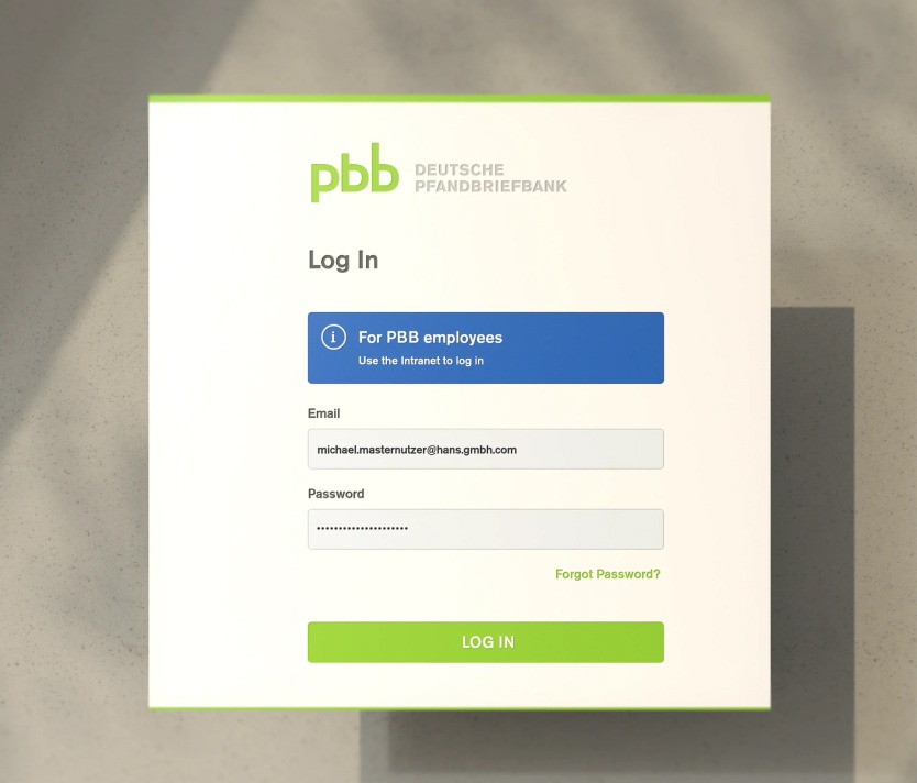 Anmeldeseite der Deutschen Pfandbriefbank für Mitarbeiter mit Email- und Passwortfeldern.