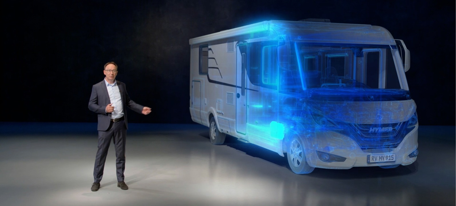 Präsentation eines modernen Wohnmobils mit digitaler Darstellung auf dunklem Hintergrund.
